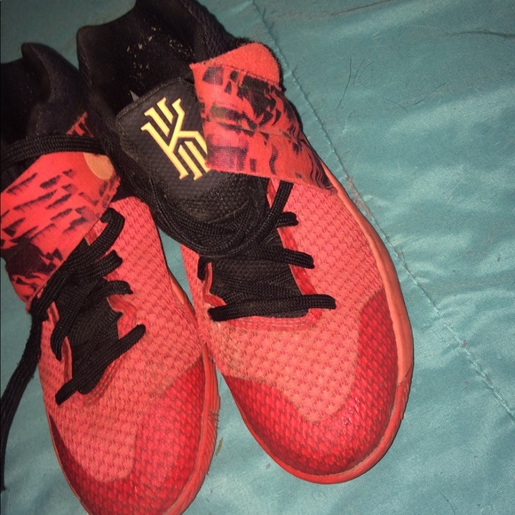 Kyries - Picture 2 of 2